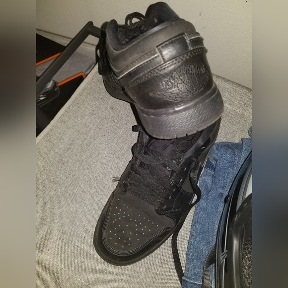 triple black jordan 2